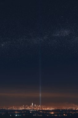 New York şehir manzarası ile şehir merkezindeki yıldız ve milkyway ve 11 Eylül anısına ışık gece