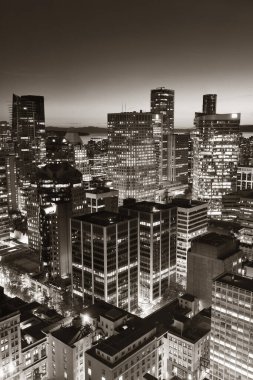 Vancouver çatısı manzaralı şehir mimarisi akşam karanlığında.