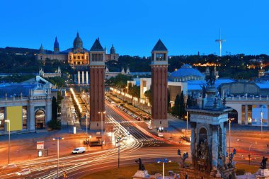 Placa Espanya 'da yoğun trafik ve Barselona İspanya' da muazzam bir çeşme