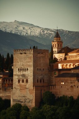 Granada Alhambra gece İspanya 'daki dağın üzerinden panoramik manzara.