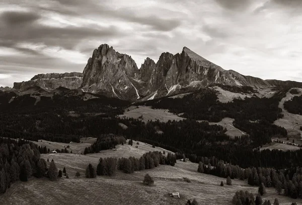 Kuzey İtalya 'da Dolomitler doğal pelerin