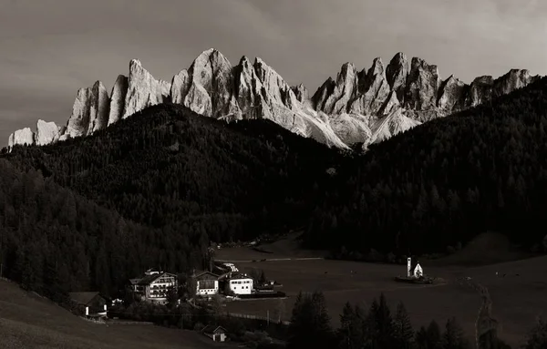 意大利北部Dolomites村的建筑物 — 图库照片