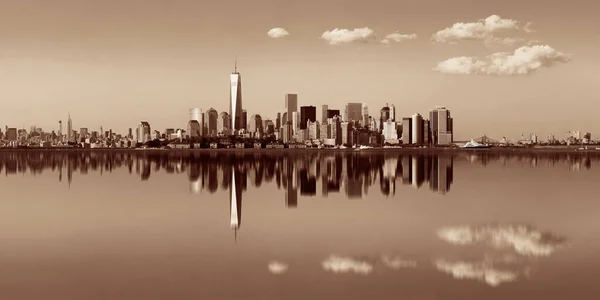 曼哈顿市中心的天际线 河上有城市摩天大楼 有倒影 — 图库照片