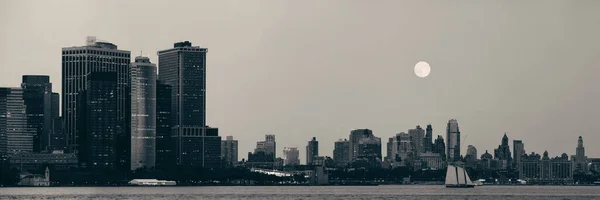 マンハッタンのダウンタウンとブルックリンの上の月 — ストック写真