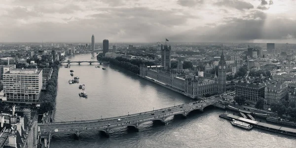 威斯敏斯特从伦敦议会大厦的伦敦视角看 — 图库照片