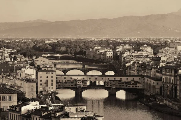 从Piazzale Michelangelo和Ponte Vecchio看Florence的天际线 — 图库照片