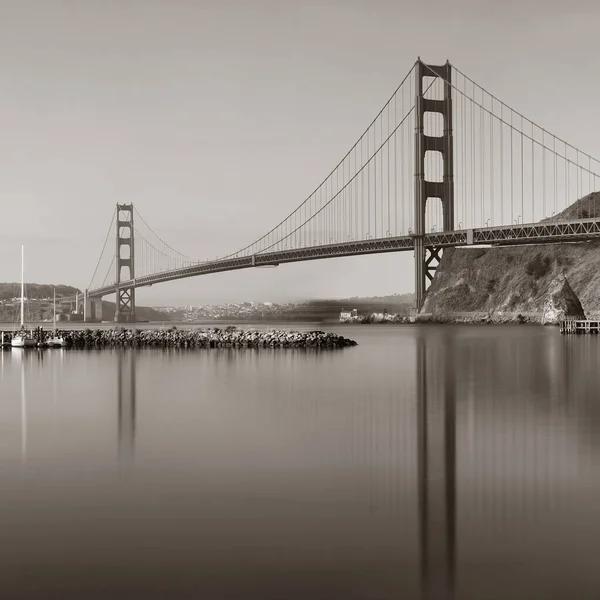 サンフランシスコのゴールデンゲートブリッジは 反射と有名なランドマークとして — ストック写真