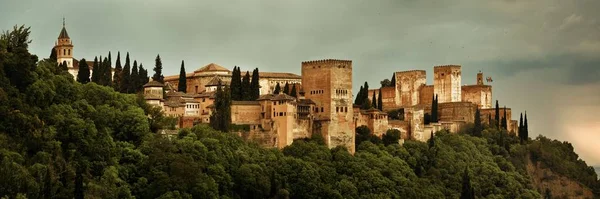 Granada Alhambra İspanya 'daki dağın üzerinden panoramik manzara.