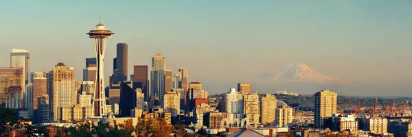 Seattle City Panorama Rainier Při Západu Slunce Městskými Kancelářskými Budovami — Stock fotografie