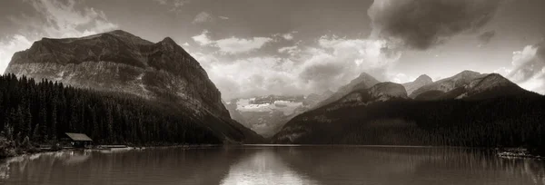 Parcul Național Banff Lacul Louise Panorama Răsăritului Soare Munți Pădure — Fotografie, imagine de stoc