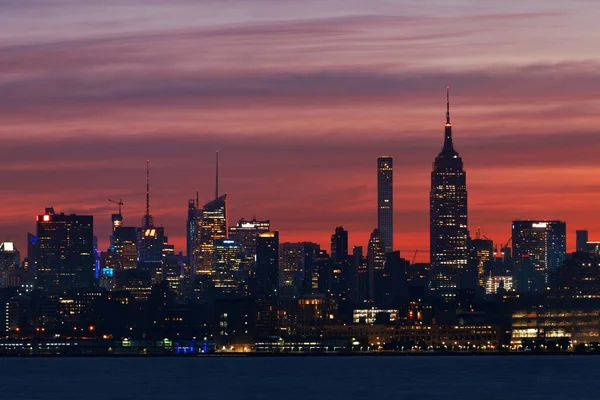 ニューヨーク市のスカイライン歴史的建造物と日の出都市の景色 — ストック写真