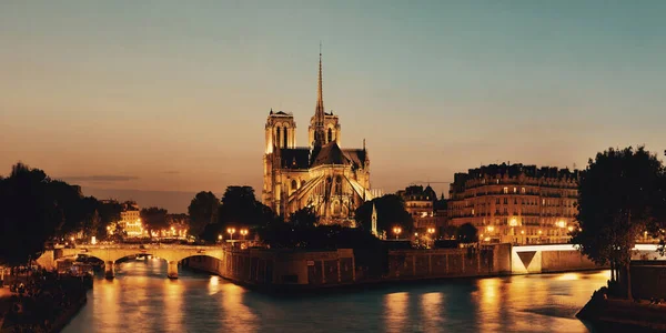在黄昏全景在塞纳河作为著名的城市地标巴黎圣母院 — 图库照片