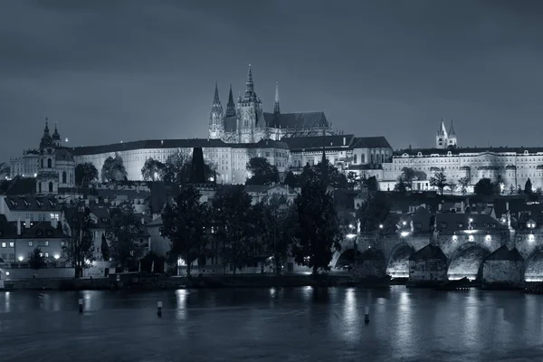 Geceleri Çek Cumhuriyeti Nde Prag Silueti Nehir Üzerinden Köprü — Stok fotoğraf