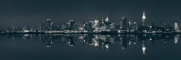 黄昏时分 曼哈顿市中心的地平线映照在哈德逊河的上空 — 图库照片