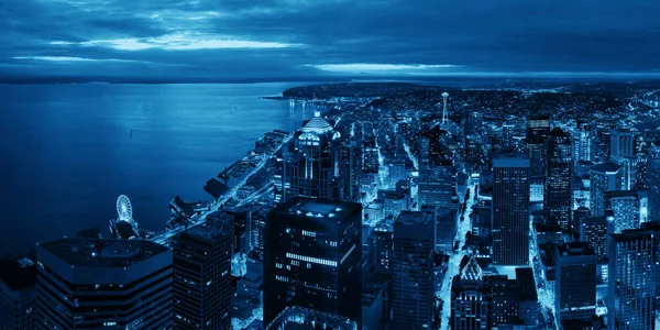 Geceleri Şehir Mimarisi Olan Seattle Çatısı Manzarası — Stok fotoğraf