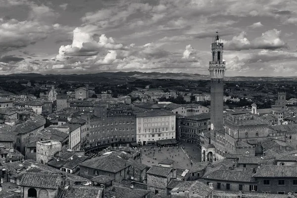 中世の町イタリアの歴史的な建物やタウンホールベルタワーとシエナスカイラインビュー — ストック写真
