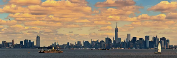 高層ビルや雲が立ち並ぶマンハッタンのダウンタウンスカイライン — ストック写真