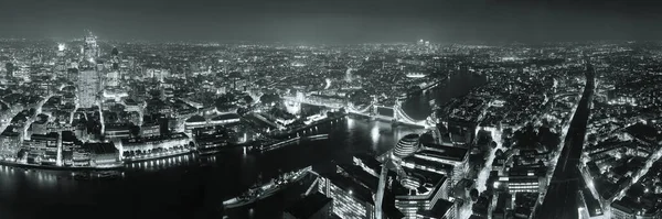 在晚上与城市建筑和伦敦塔桥伦敦鸟瞰全景 — 图库照片
