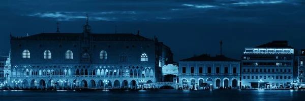 Venedig Skyline Bei Nacht Mit Dogenpalast Und Historischen Architekturen Panorama — Stockfoto