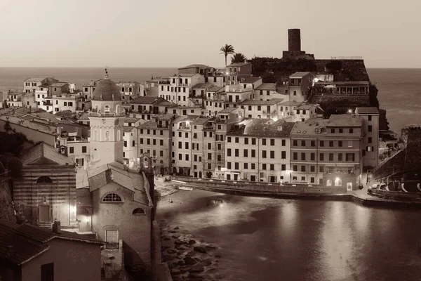 Vernazza Nachts Met Gebouwen Rotsen Boven Zee Cinque Terre Italië — Stockfoto