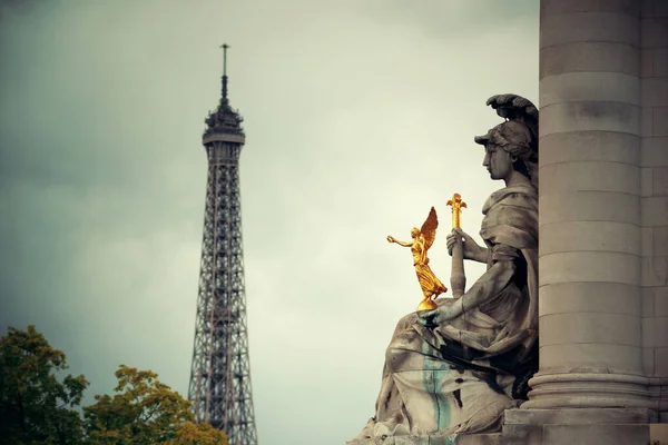 Estatua Alexandre Iii Puente Sobre Río Sena Con Torre Eiffel — Foto de Stock