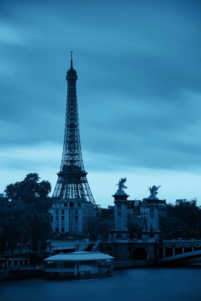 巴黎塞纳河 日落时有埃菲尔铁塔和亚历山大三世桥 — 图库照片