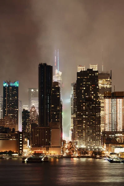 曼哈顿中城的摩天大楼和纽约市的天际线 夜雾弥漫 — 图库照片