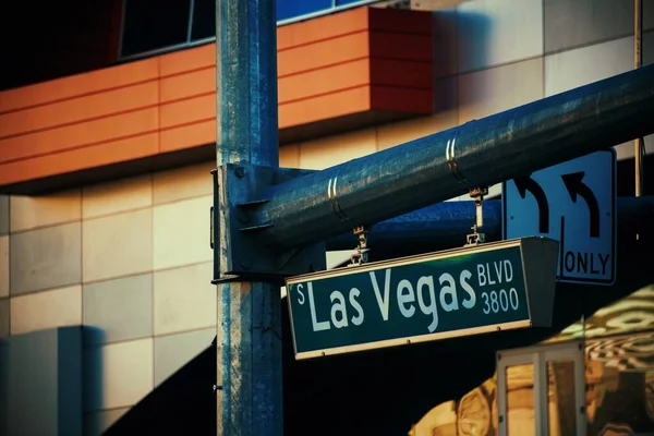 Las Vegas Vägskylt Med Modernt Kasino Hotell Och Resort Arkitektur — Stockfoto