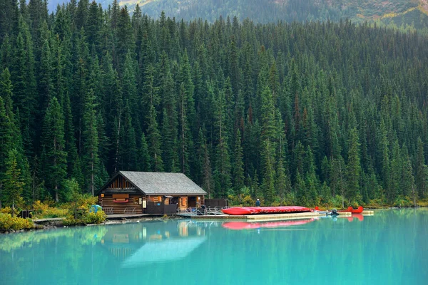 Σπίτι Βάρκα Από Λίμνη Λουίζ Εθνικό Πάρκο Μπανφ Καναδάς — Φωτογραφία Αρχείου