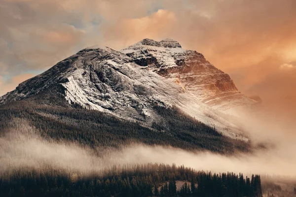 Sněhem Zakryté Hory Mlha Při Západu Slunce Národním Parku Yoho — Stock fotografie