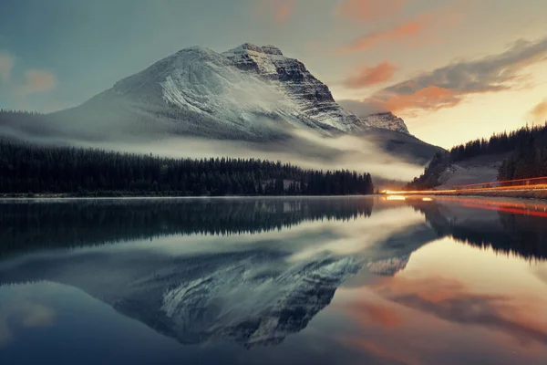 Lago Montaña Rastro Semáforo Con Reflexión Niebla Atardecer Parque Nacional — Foto de Stock