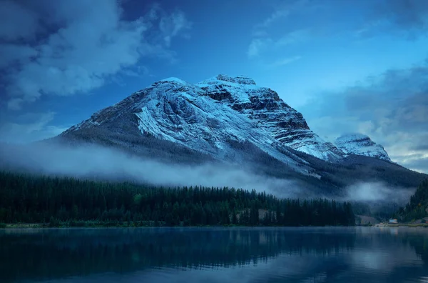 Montanha Coberta Neve Com Reflexo Lago Crepúsculo Nebuloso Banff National — Fotografia de Stock