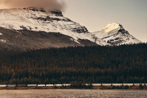 Гірське Озеро Відблиском Туманом Заході Сонця Банф Національному Парку Канада — стокове фото