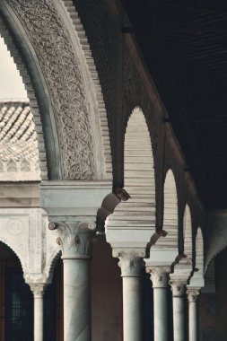 İspanya, Sevilla 'da güzel desenleri ve dekorasyonu olan Casa de Pilatos avlusu..