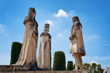 Hristiyan krallar Ferdinand, Isabella ve Kristof Kolomb 'un heykeli Cordoba, İspanya' daki Alcazar bahçesinde..