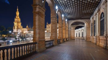 Plaza de Espana ya da İspanya Meydanı Seville, İspanya 'da gece yakın çekim görüntüsü