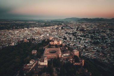 Granada, İspanya 'daki tarihi binalarla Alhambra hava manzarası.