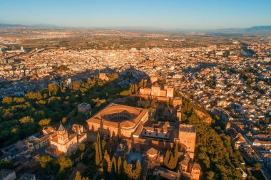 Granada, İspanya 'daki tarihi binalarla gündoğumunda Alhambra hava manzarası.