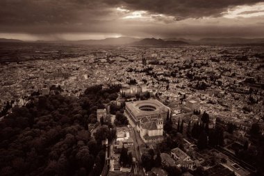 Granada, İspanya 'daki tarihi binalarla Alhambra hava manzarası.