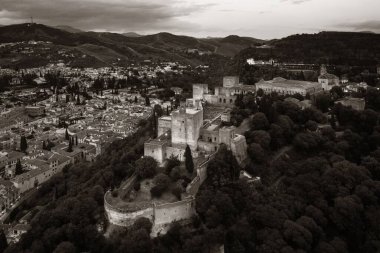 Granada, İspanya 'daki tarihi binalarla geceleyin Alhambra hava manzarası.