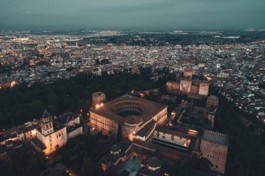 Granada, İspanya 'daki tarihi binalarla geceleyin Alhambra hava manzarası.