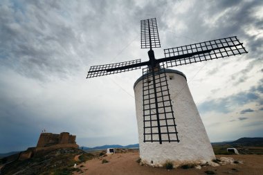 İspanya 'da Toledo yakınlarındaki Consuegra' da yel değirmeni yakın çekim görüntüsü