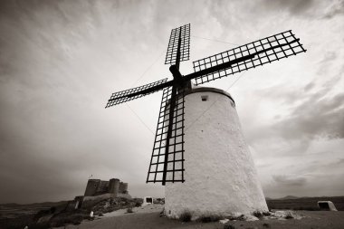 İspanya 'da Toledo yakınlarındaki Consuegra' da yel değirmeni yakın çekim görüntüsü