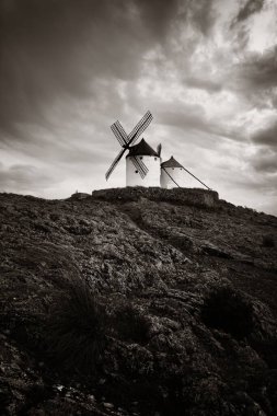 İspanya 'da Toledo yakınlarında Consuegra' da yel değirmeni