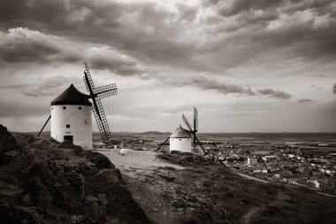 İspanya 'da Toledo yakınlarında Consuegra' da yel değirmeni