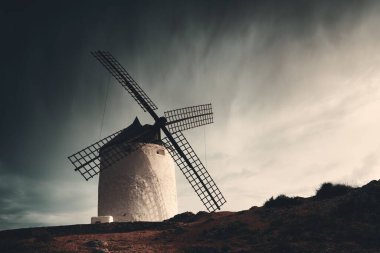 İspanya 'da Toledo yakınlarında Consuegra' da yel değirmeni