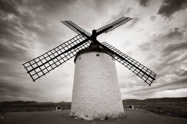 İspanya 'da Toledo yakınlarında Consuegra' da yel değirmeni