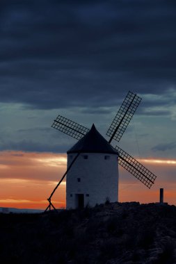 İspanya 'da Toledo yakınlarında Consuegra' da yel değirmeni batımı