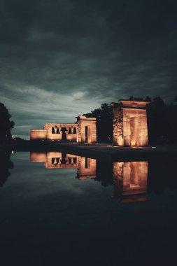 Madrid, İspanya 'da geceleri yansıyan Debod Tapınağı.