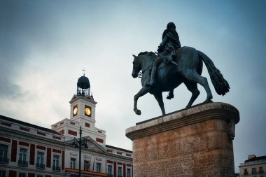 İspanya, Madrid 'deki Puerta del Sol' da at sırtında Kral III. Carlos heykeli..